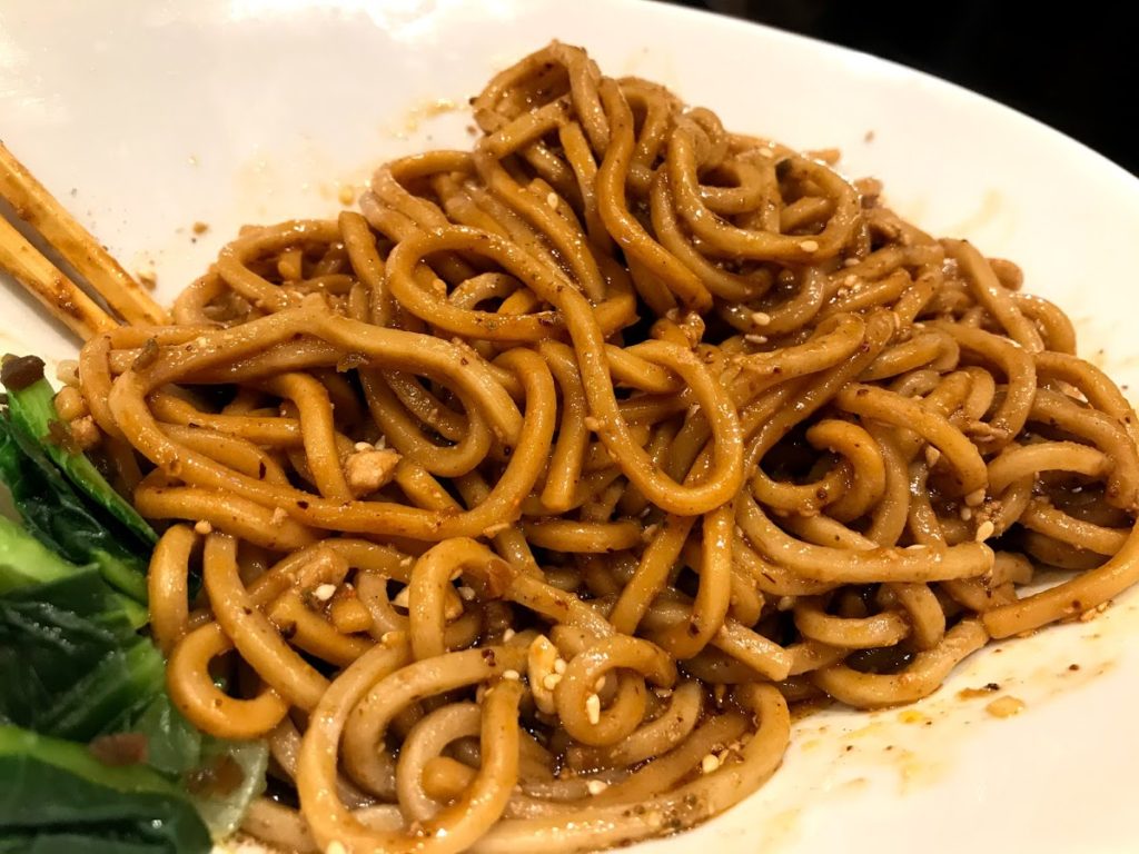 汁なし担々麺を混ぜるべし!