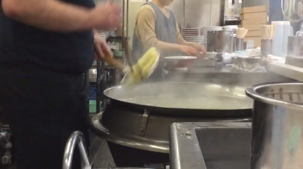 青島食堂湯切り