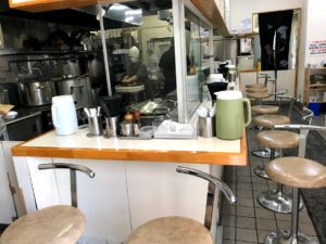 青島ラーメン店内